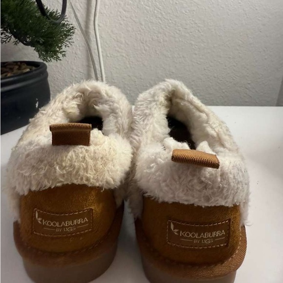 UGG koolaburra Tan Moccasins with Cream Fur Lining - Picture 2 of 5